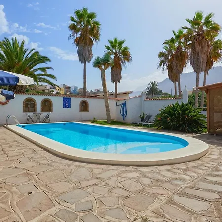 Charming House In With Shared Pool