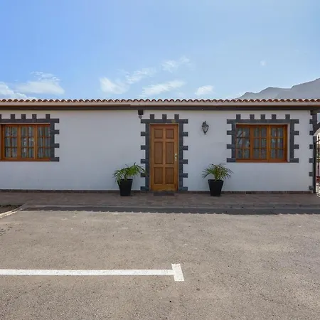 Charming House In With Shared Pool 度假居 *